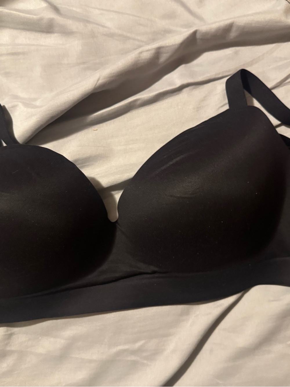 SOMA Woman’s Black and Wireless Bra Size 42C